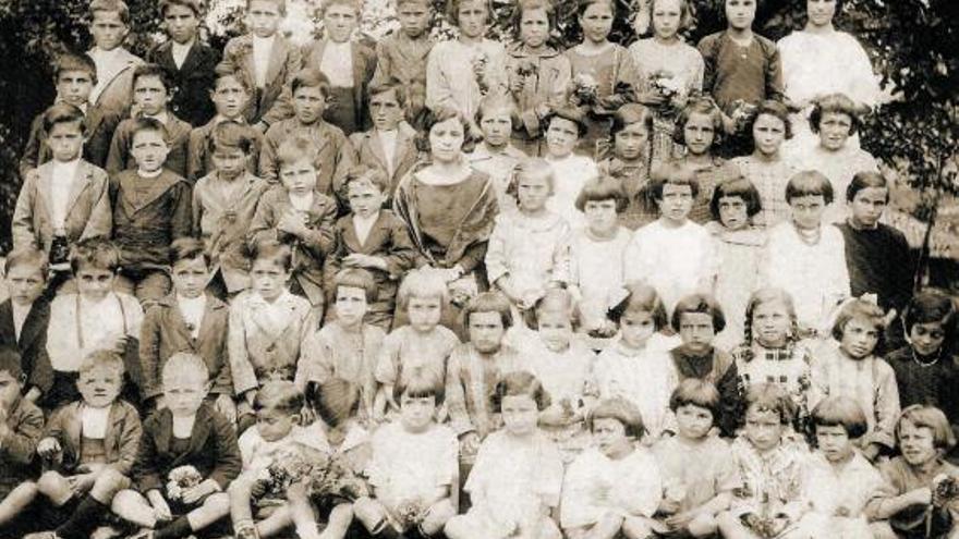 La imagen más antigua de la exposición, que muestra a unos escolares de 1930.