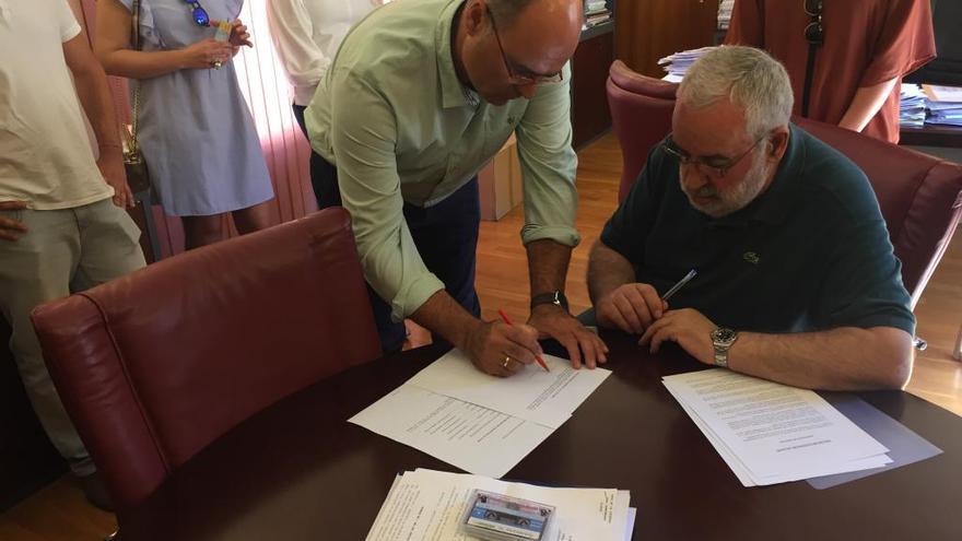 Pedro Noguera, candidato a la alcaldía, firma la moción.