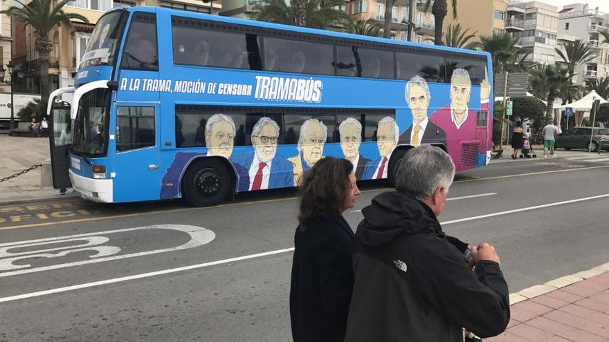 El bus de Podem que denuncia la corrupció arriba a terres gironines