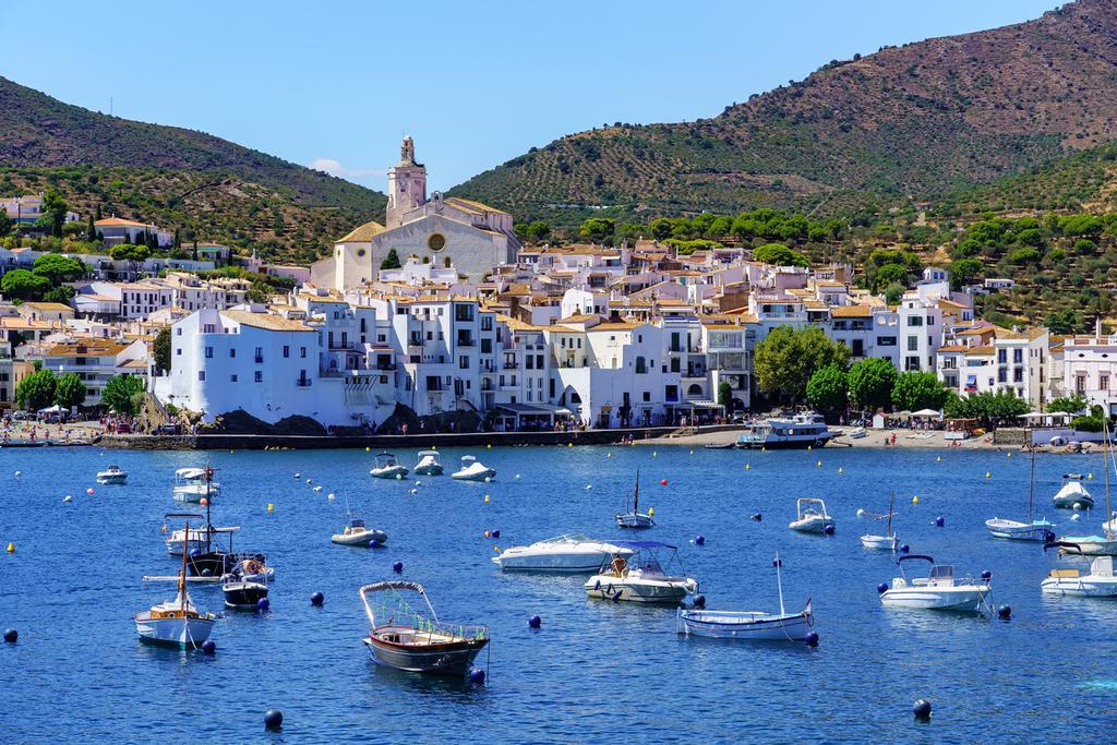 Pueblos como Cadaqués permanecerán en la retina del viajero para siempre.