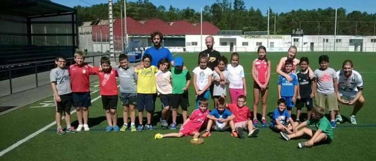 Visita en el Campus Deportivo de Verán   |  El Club Atletismo A Estrada acudió en calidad de invitado al Campus Deportivo de Verán para ofrecer a los niños que participan en esta actividad una clase de atletismo. Las sesiones fueron impartidas por Marcos Otero, uno de los entrenadores del club.