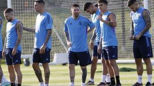 FIFA World Cup 2022 - Argentina training. Lionel Messi escucha a Paulo Dybala en un entrenamiento.