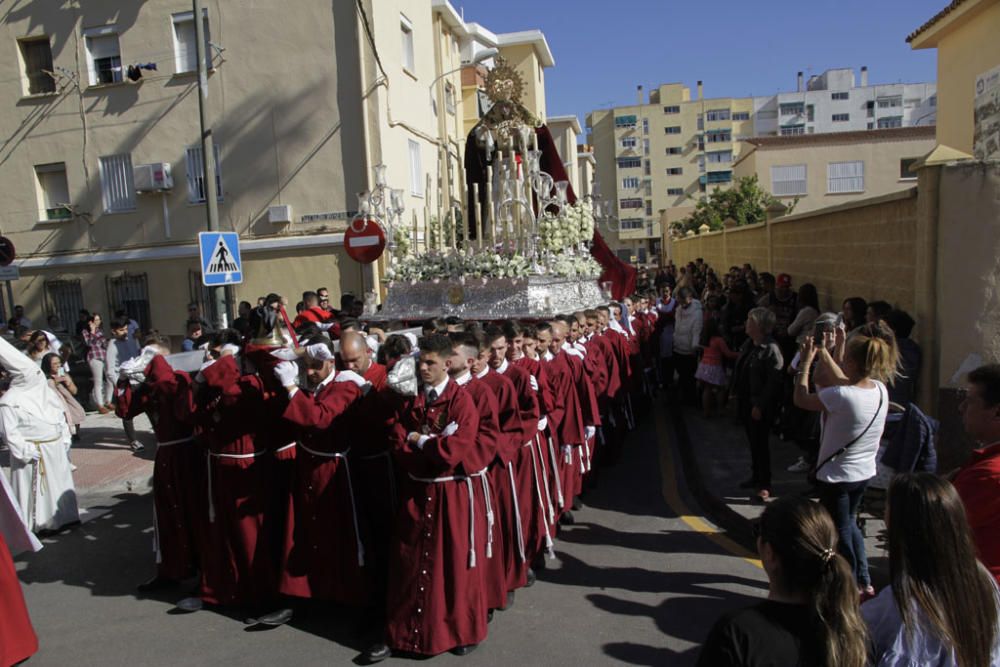 Desde un tinglao conjunto al colegio 'Espíritu Santo', a las cinco de la tarde del Viernes de Dolores comenzaba la Procesión de la Asociación de files de Jesús de la Salvación y la Virgen de la Encarnación.