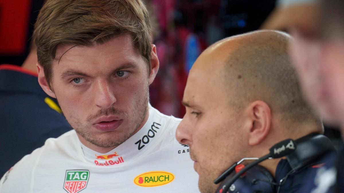 Max Verstappen y Gianpiero Lambiase conversan durante un GP
