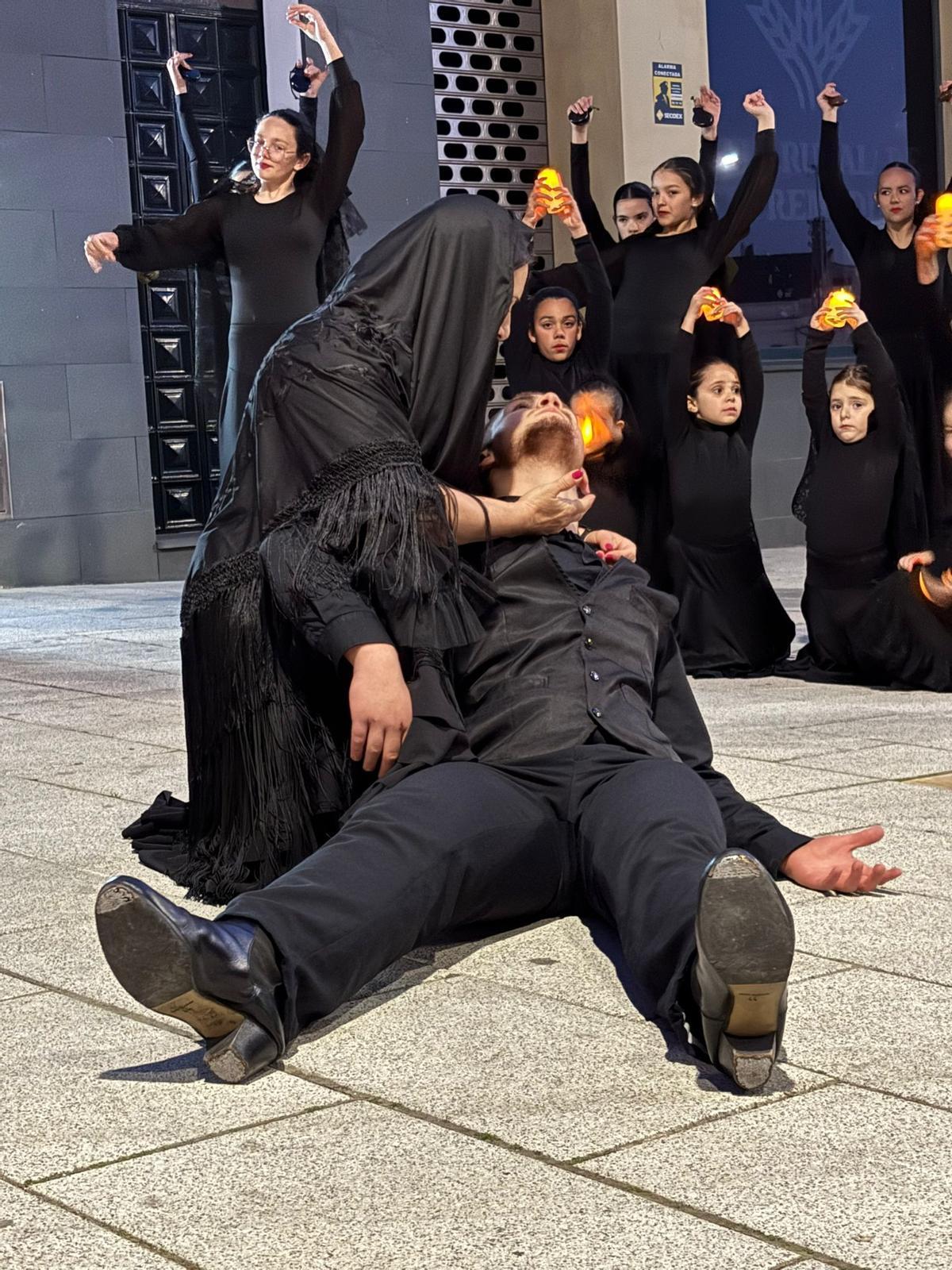 Escena de la coreografía de La Saeta, a cargo de la academia de Salva Calderón