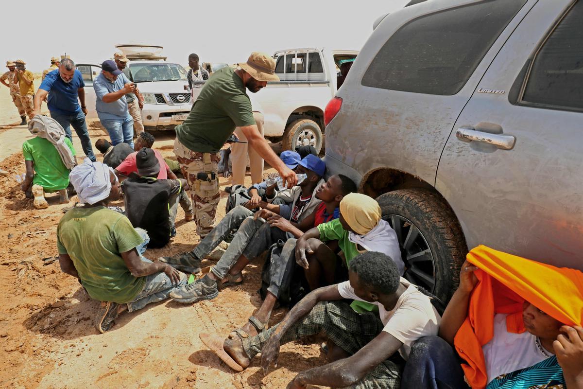 Migrantes africanos abandonados por las autoridades tunecinas en la frontera entre Libia y Túnez