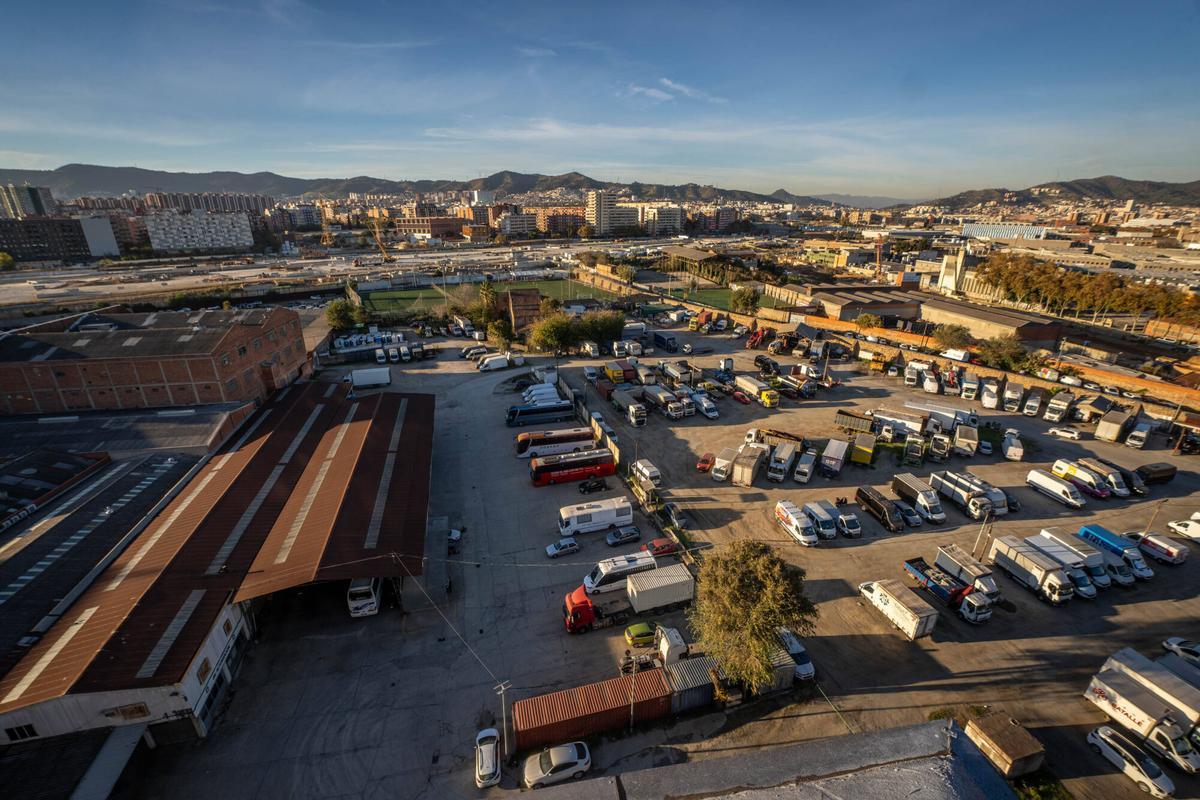La actual isla de naves y aparcamiento de vehículos de La Sagrera.