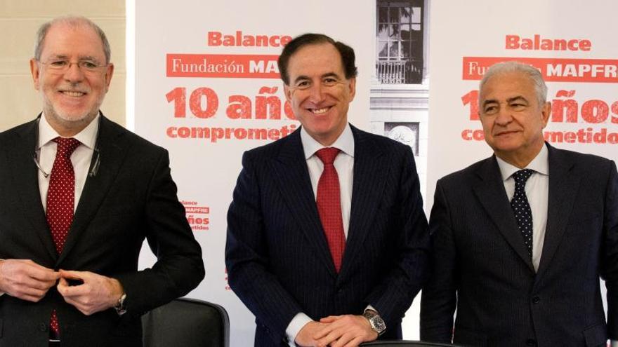 El director general de la Fundación Mapfre, Julio Domingo (i), el presidente de la Fundación Mapfre, Antonio Huertas (c), y el vicepresidente de la Fundación Mapfre, Antonio Núñez.