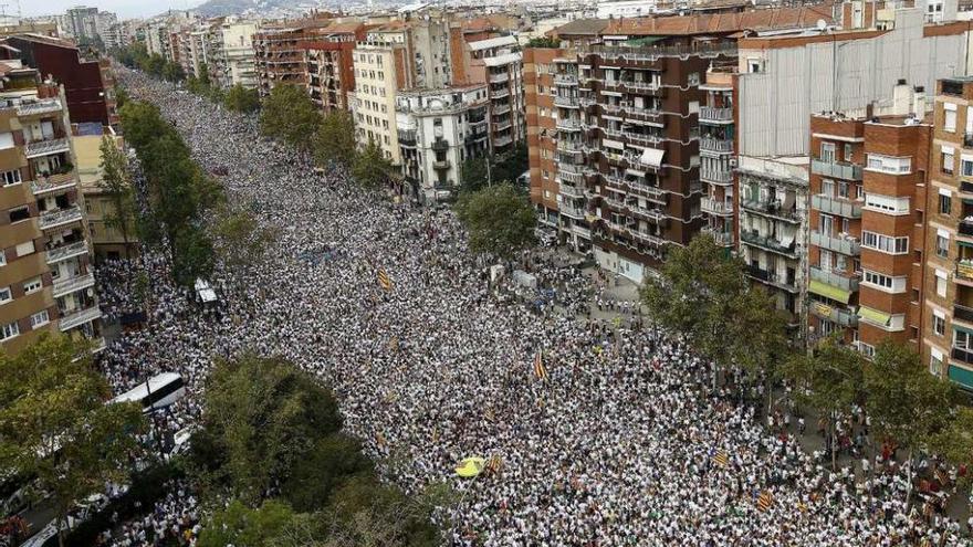 Una vista aérea de la manifestación de la Diada en la Avenida Meridiana de la Ciudad Condal. // Efe