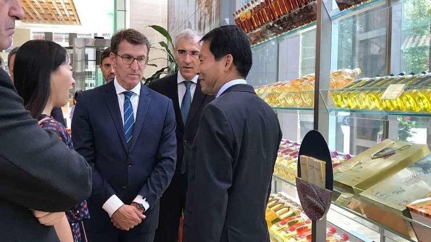 Feijóo, y Conde a su izquierda, en la visita a Cofco, el mayor proveedor chino de productos agrícolas.