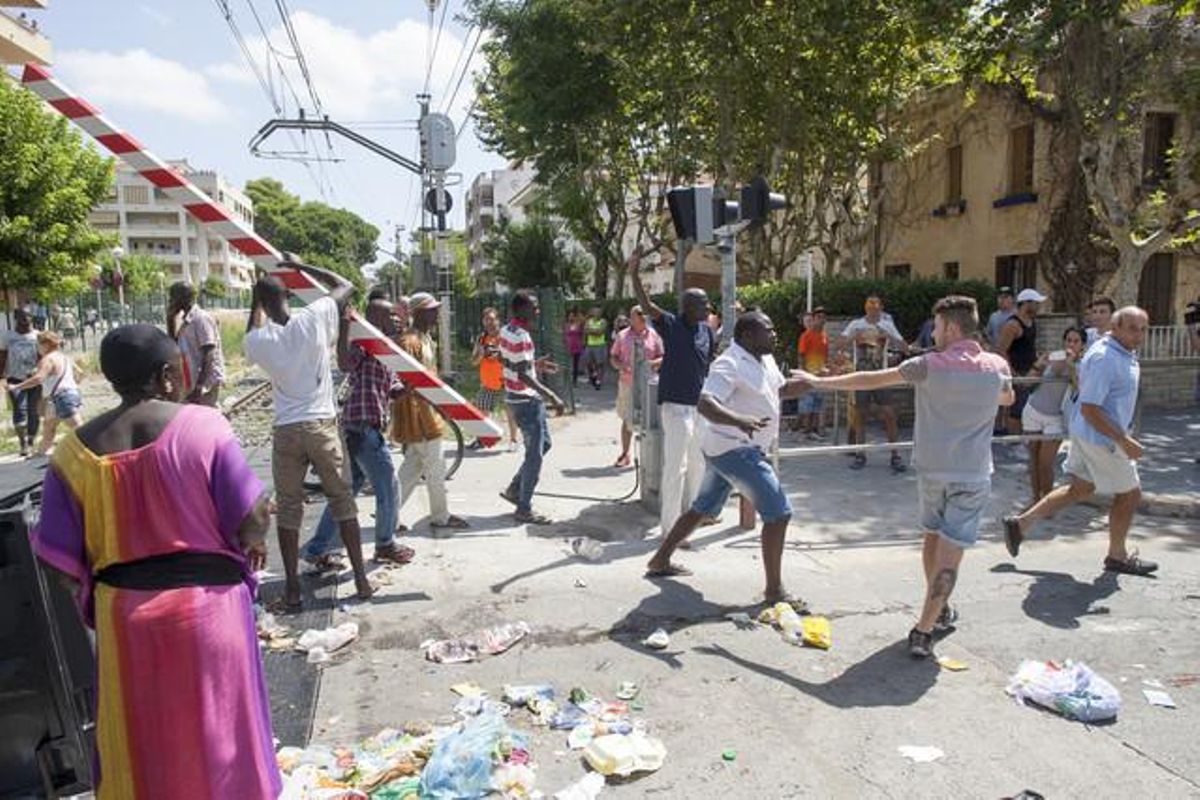 Altercats entre la comunitat senegalesa a Salou i els Mossos d’Esquadra per la mort d’un immigrant durant una batuda policial contra el ’top manta’.