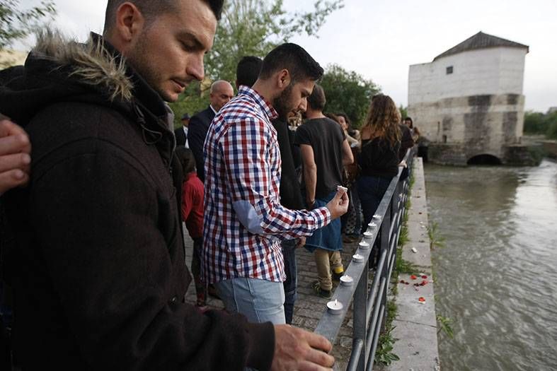 Pétalos y velas en el día del pueblo gitano.