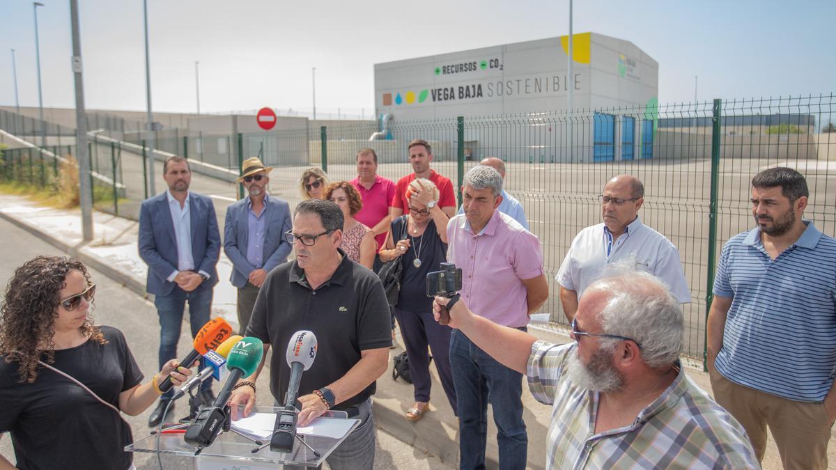 Rueda de prensa de alcaldes socialistas junto a la planta de transferencia de basuras de Dolores, terminada desde finales de 2021 y sin abrir