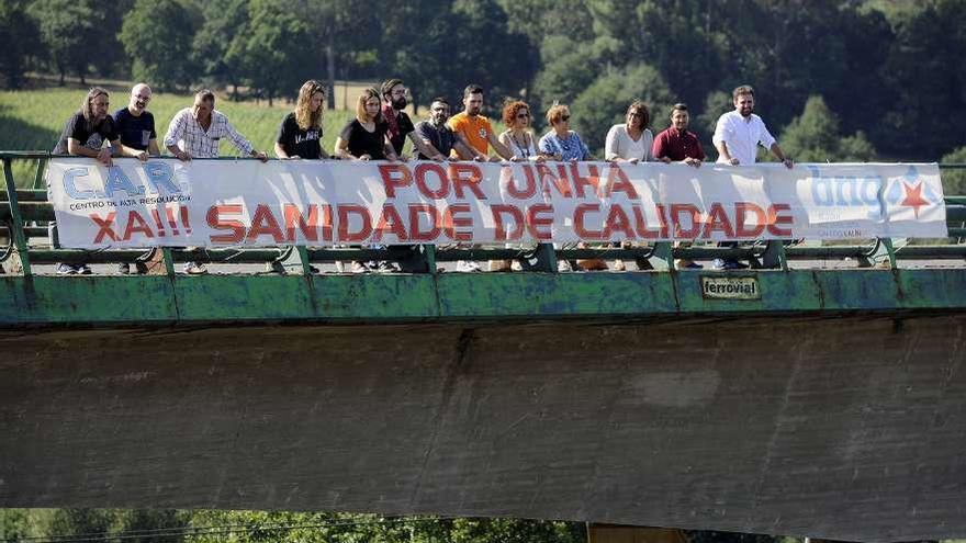 Miembros del BNG, ayer, tras la reposición de la pancarta en el puente de Lalín 2000. // Bernabé/Javier Lalín