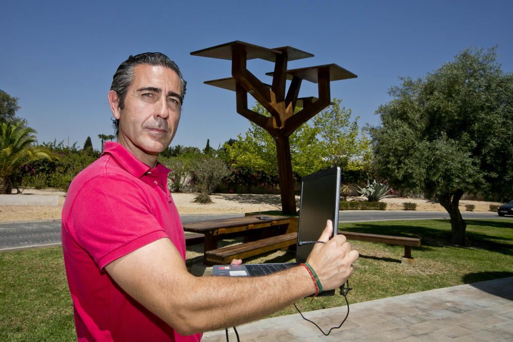 La UMH inaugura un árbol solar fotovoltaico