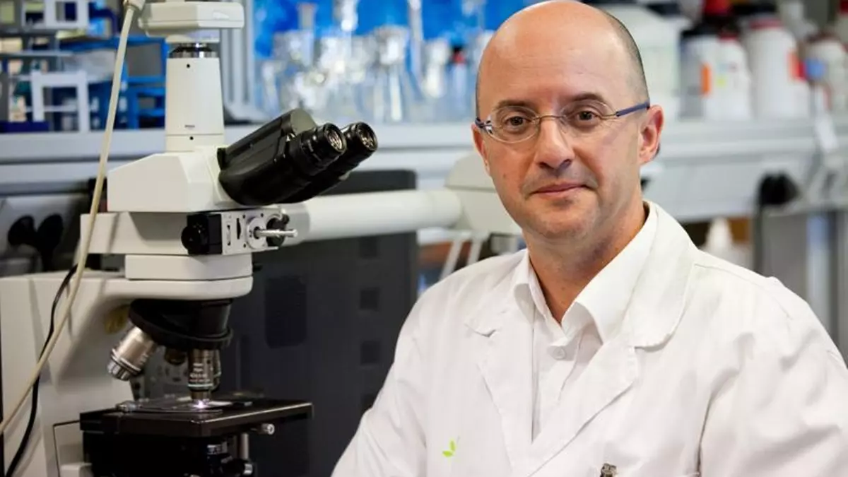 El científic manresà Pere-Joan Cardona, nomenat catedràtic de microbiologia per la UAB