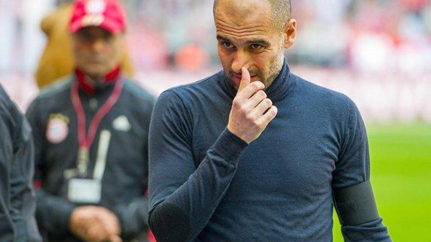 Guardiola, con crespón negro, antes del partido.