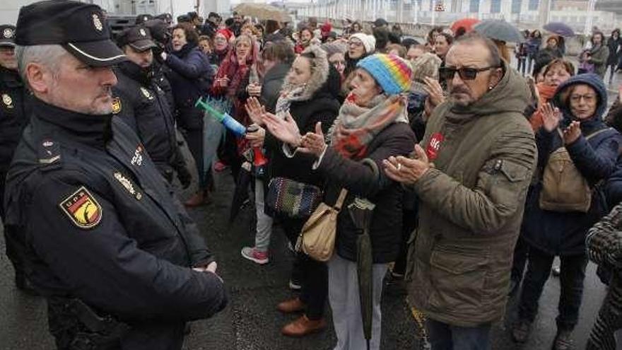 Huelguistas ayer protestando frente a Cabomar, Marín. // Santos Álvarez