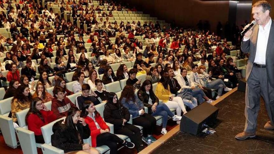 Los 750 escolares que estudiaron inglés en el Reino Unido reciben su diploma  |  Los 750 estudiantes de 3º de ESO de los colegios de la ciudad que estudiaron el año pasado inglés en el Reino Unido gracias a las becas que oferta el Concello recibieron ayer sus correspondientes diplomas por su estancia en el extranjero. El alcalde, Abel Caballero, fue el encargado de entregarlos. Debido a la alta demanda, el programa municipal ha aumentado este año hasta llegar a los novecientos alumnos de 3º de ESO que estudiarán inglés en el país de origen.