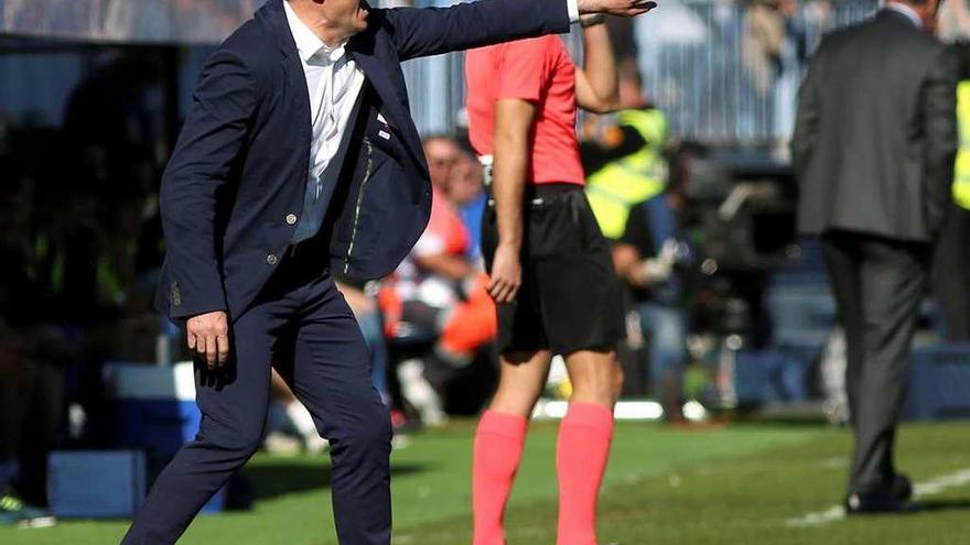 Cristóbal Parralo da instrucciones ayer en La Rosaleda.