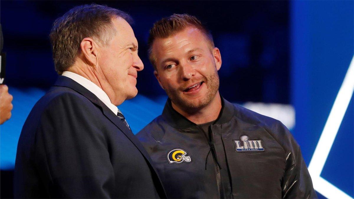 Belichick y McVay se saludan en la presentación de la Super Bowl