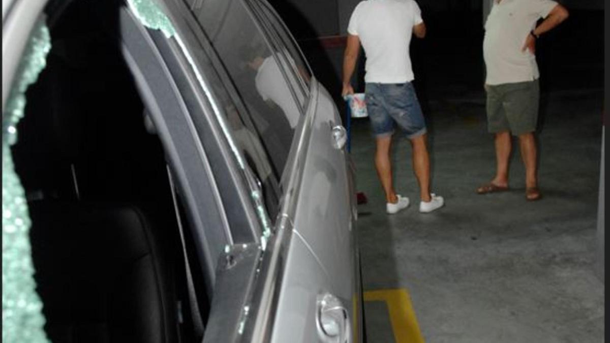 Un coche con un cristal destrozado, en una imagen de archivo