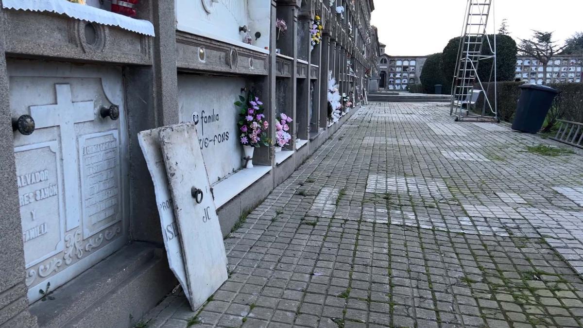 Investigan un acto vandálico en el cementerio de Lleida con 59 nichos dañados