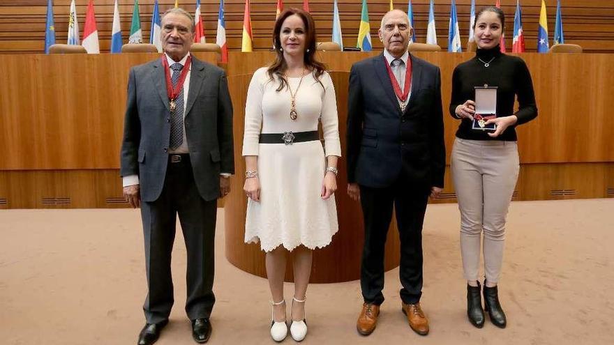 La presidenta de las Cortes posa junto a los galardonados con la Medalla de Oro de las Cortes, Pedro Bello, primero por la izquierda, de Argentina, Sergio Rabanillo, de raíces zamoranas, y María del Mar Díaz.