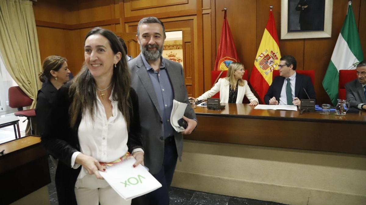 Los ediles de Vox Paula Badanelli y Rafael Saco, a su llegada al salón de plenos del Ayuntamiento de Córdoba.