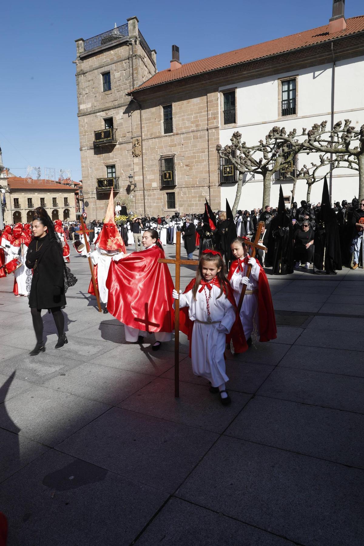 EN IMÁGENES: el desenclavo y la procesión del Santo Entierro en Avilés