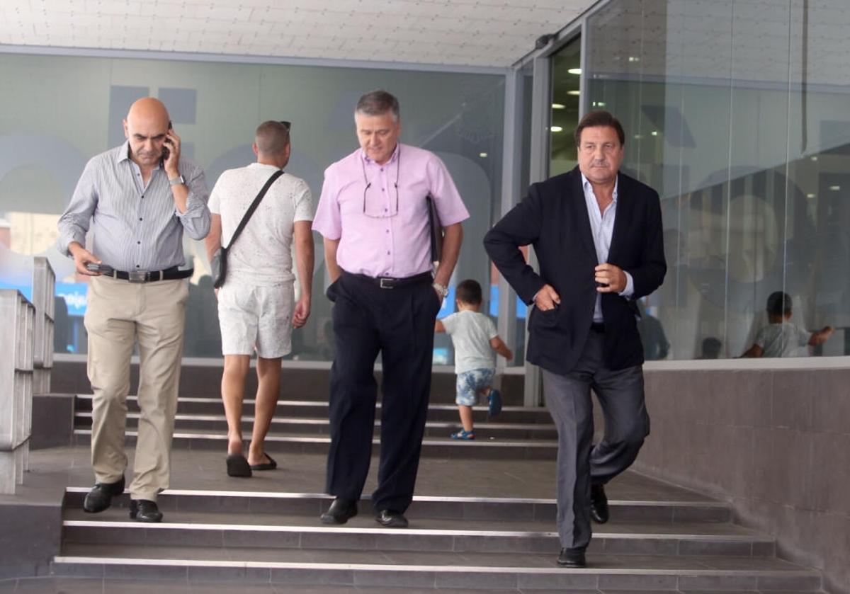 Sepulcre, a la derecha, saliendo hoy de la Comisaría de Alicante. A la izquierda, Antonio Rocamora, exsecretario general del Elche CF