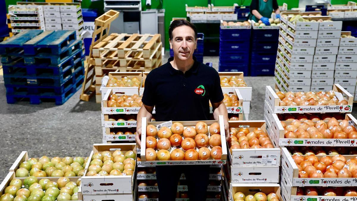Pablo Simeón,  gerente de la cooperativa Unipro, en el almacén de El Perelló.
