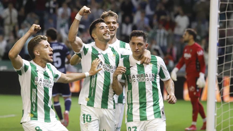 Carracedo celebra su segundo gol ante el Cádiz en El Arcángel junto a varios de sus compañeros.