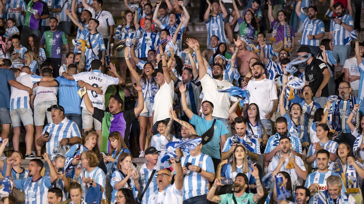 La afición del Málaga celebra el ascenso