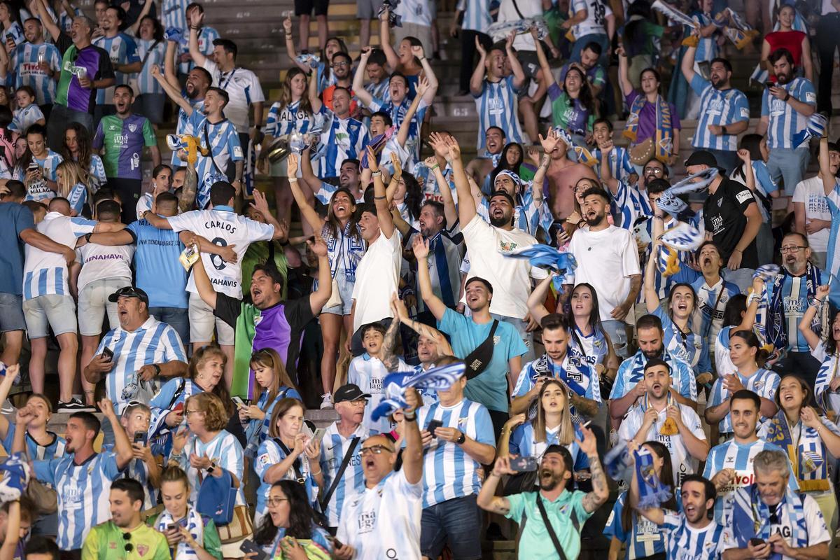 La afición del Málaga celebra el ascenso