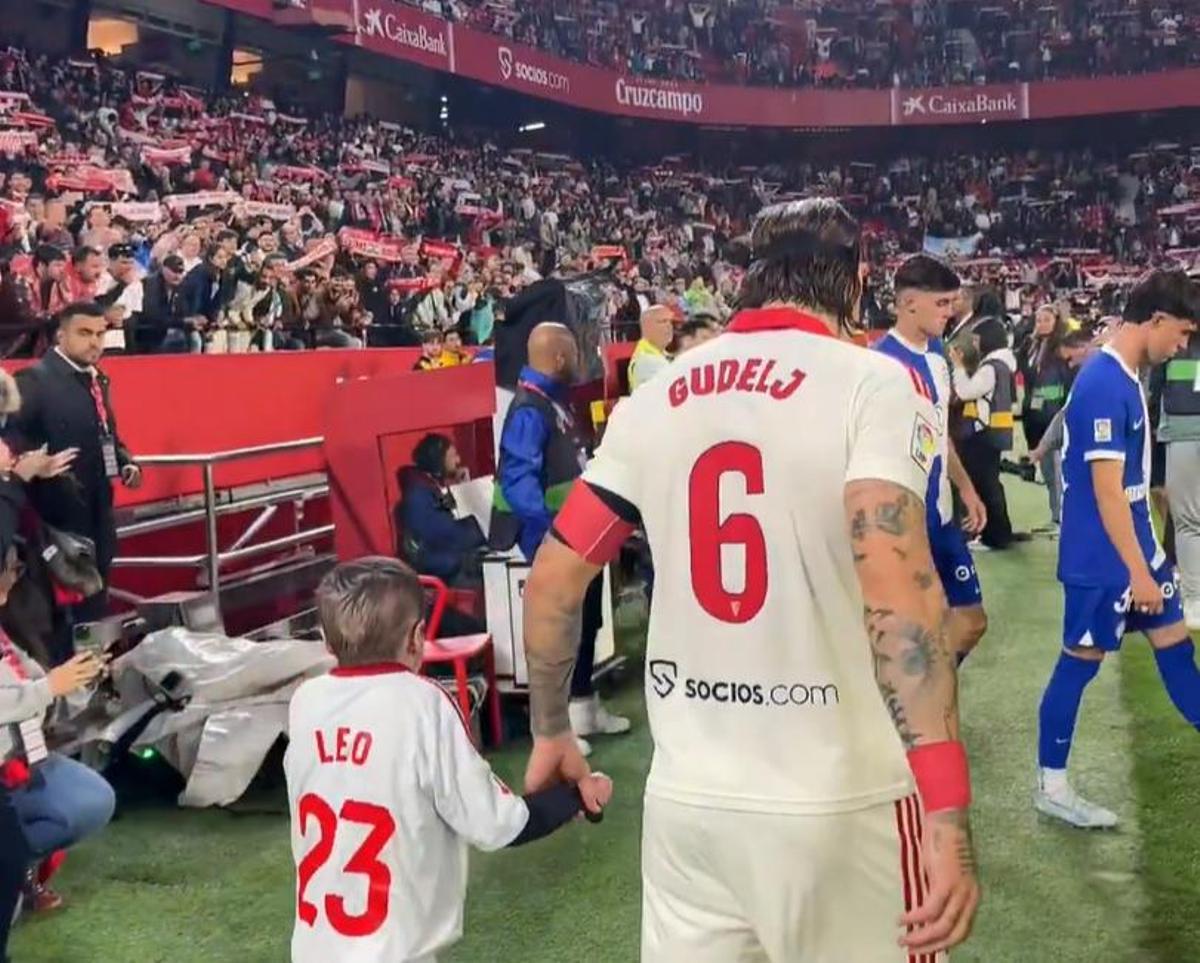 Leo de la mano de Gudelj, capitán del Sevilla FC