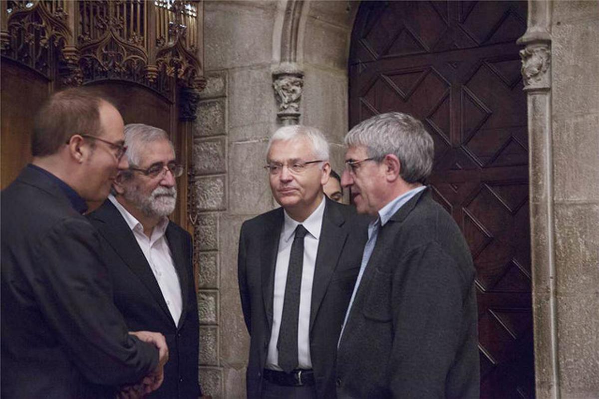 Pere Mas, Vicenç Villatoro, el conseller Ferran Mascarell i Joan Ollé, diumenge en l’homenatge a Joan Barril a l’Ajuntament de Barcelona.