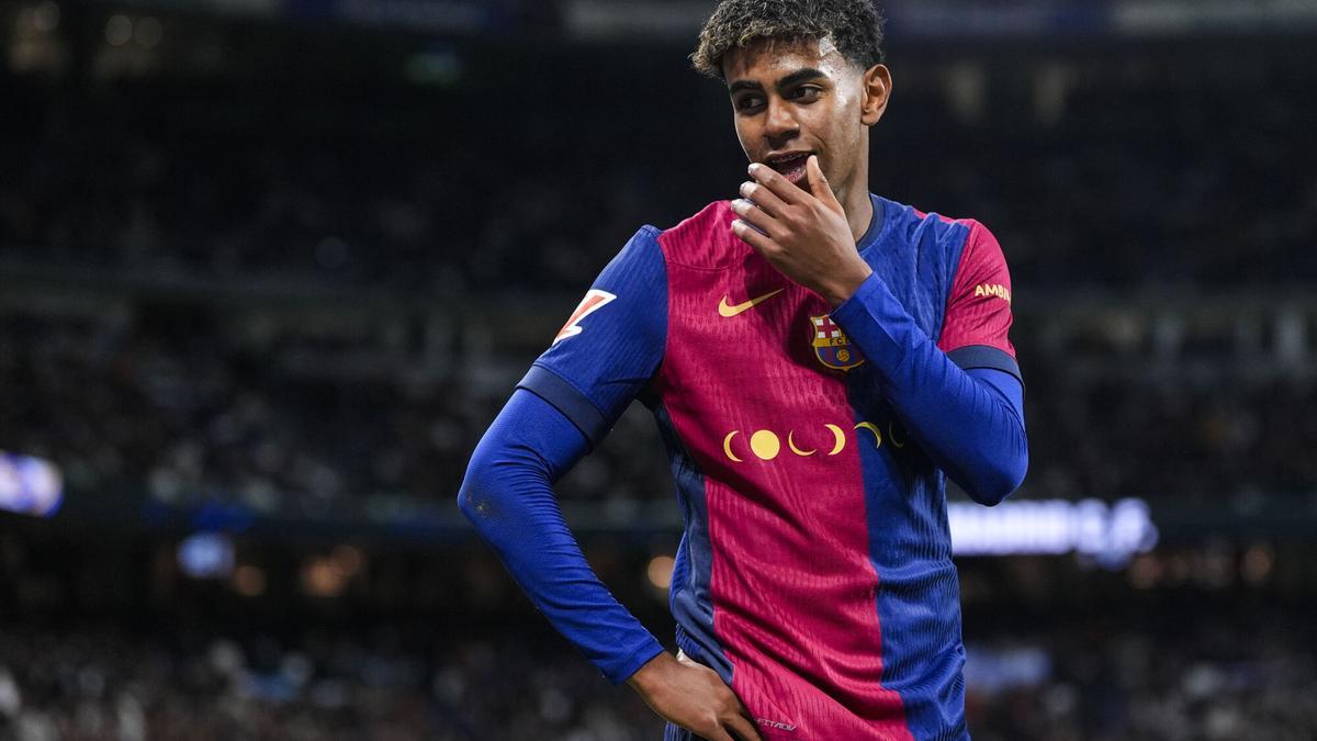 Lamine Yamal mira a la grada del Bernabéu mientras escucha insultos racistas en el clásico de la Liga.