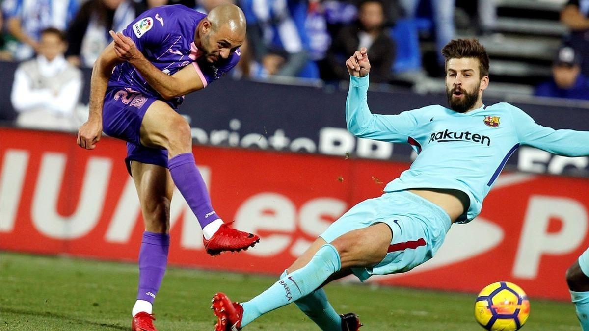 Piqué intenta cortar un balón ante Amrabat