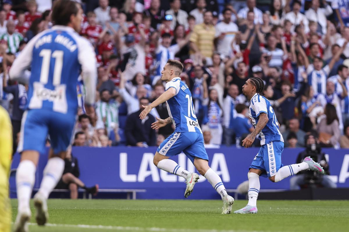 Pol Lozano celebrando su gol