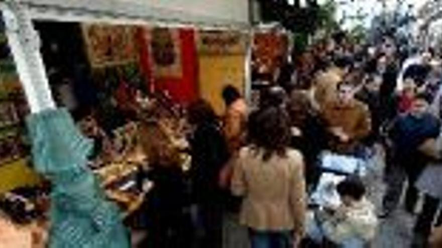 Exito del mercadillo navideño en la plaza Mayor