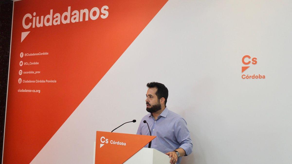 Fran Carrillo en la sede de Ciudadanos en Córdoba.