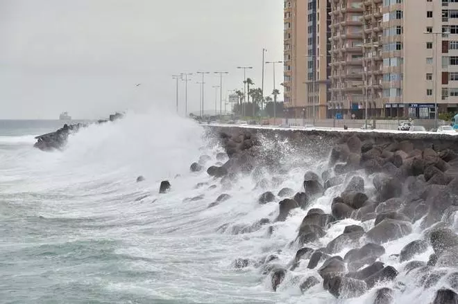 Alerta por mala mar. Oleaje en la avenida marítima