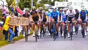 Multada amb 1.200 euros l’espectadora que va causar una caiguda massiva al Tour