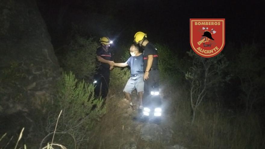 Bomberos de Alicante rescatan a dos excursionistas en la sierra de Fontcalent