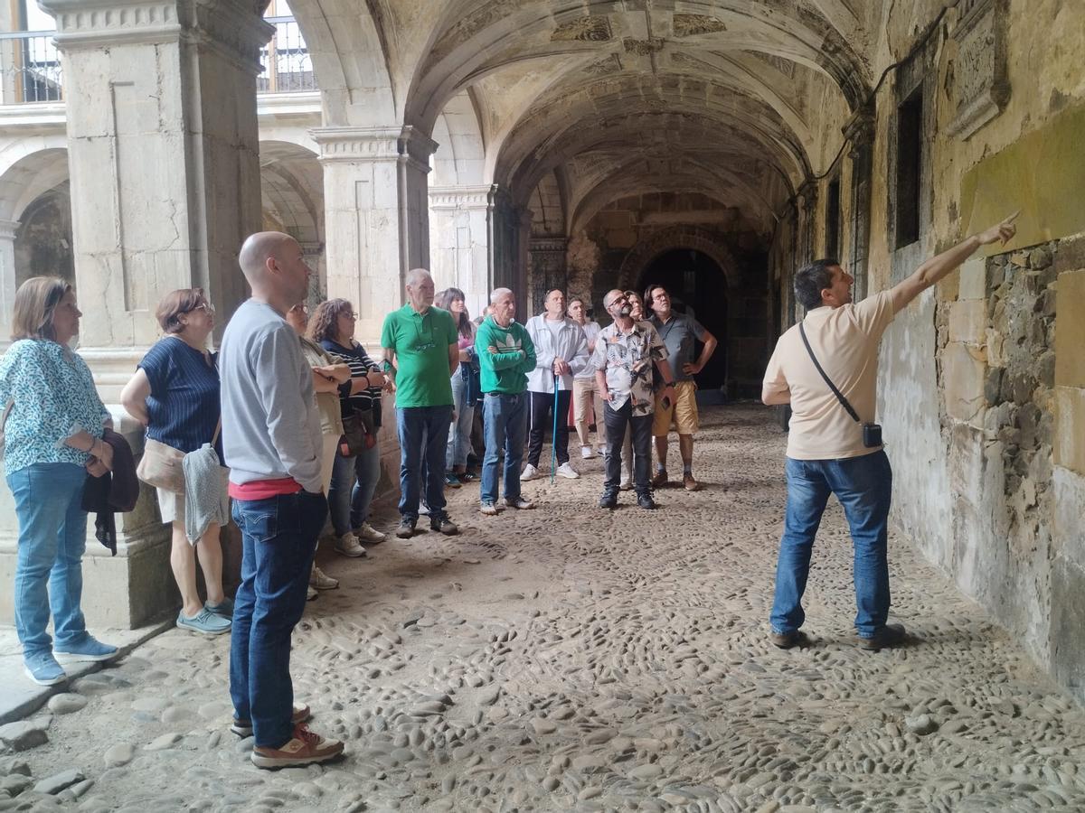 Así fue la visita guiada al monasterio de Cornellana, en Salas