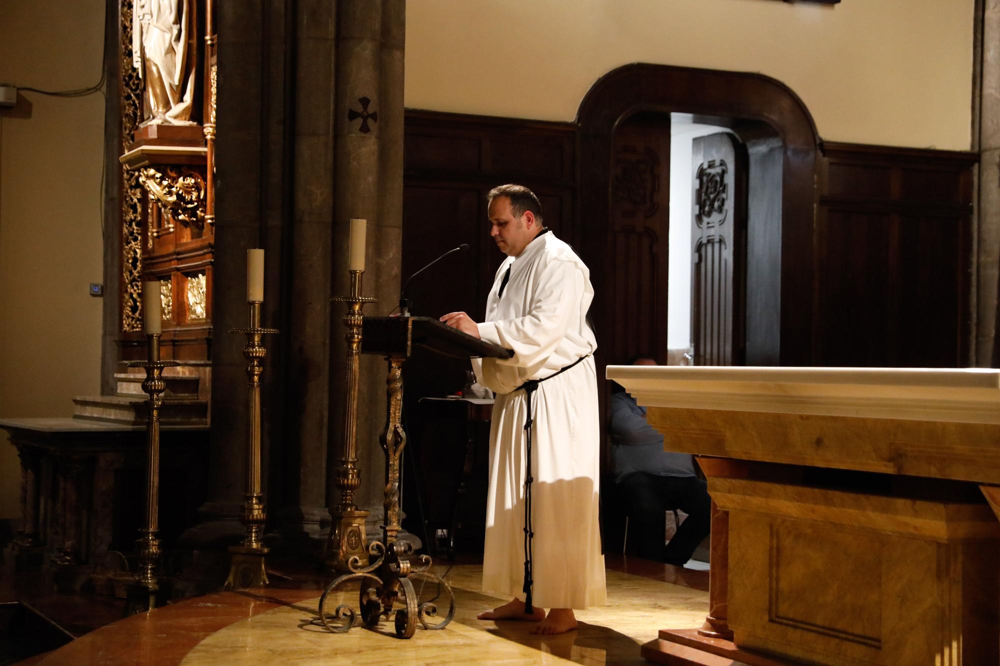 EN IMÁGENES: La procesión nocturna de la Soledad en Avilés