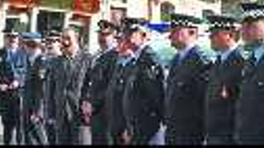 El alcalde lalinense posó ayer con el cuerpo de la Policía Local en la Praza da Igrexa. / BERNABÉ/JAVIER LALÍN