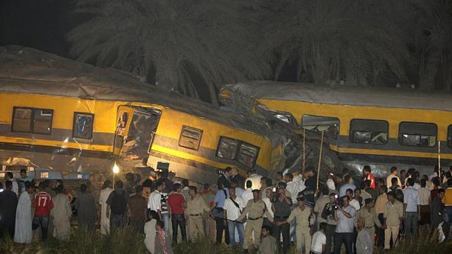 Se elevan a 18 las personas fallecidas en un choque entre dos trenes en Egipto