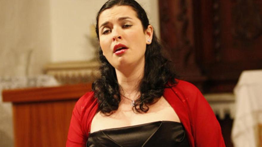 La soprano Estaefanía Perdomo, durante una actuación. | lp /dlp